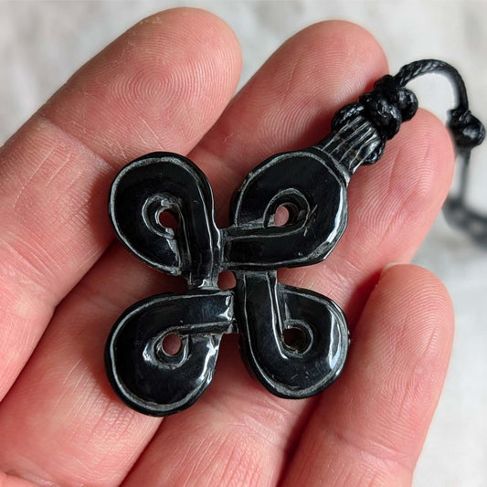 Hannunvaakuna Pendant in Horn or Bone – Hand-Carved Nordic Knot Amulet (5 cm)