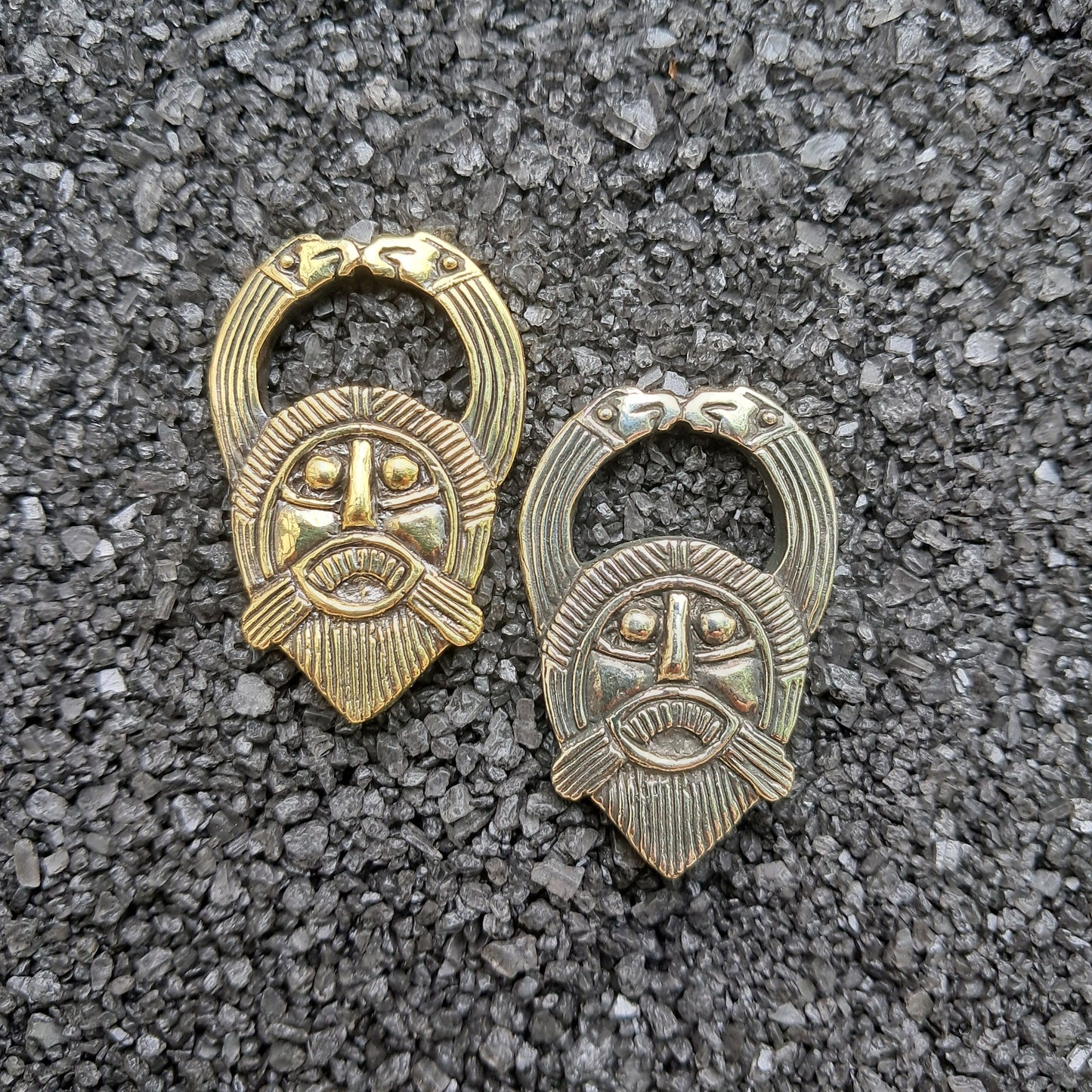 Odin’s Ritual Mask Pendant – Viking Age Replica in Brass or Pewter | Algiz-Rune Art