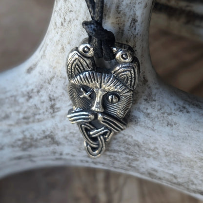 Grímr Cat Pendant – Odin-Inspired Viking Amulet in Brass or Pewter