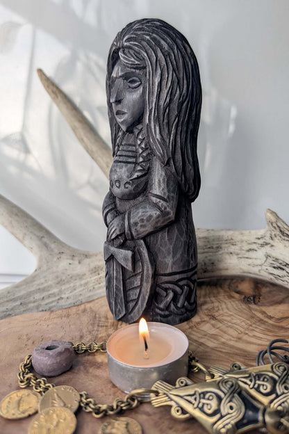 Hand-Carved Freyja Statue in Linden Wood – Norse Goddess Figurine (18 cm / 7.1 inches)