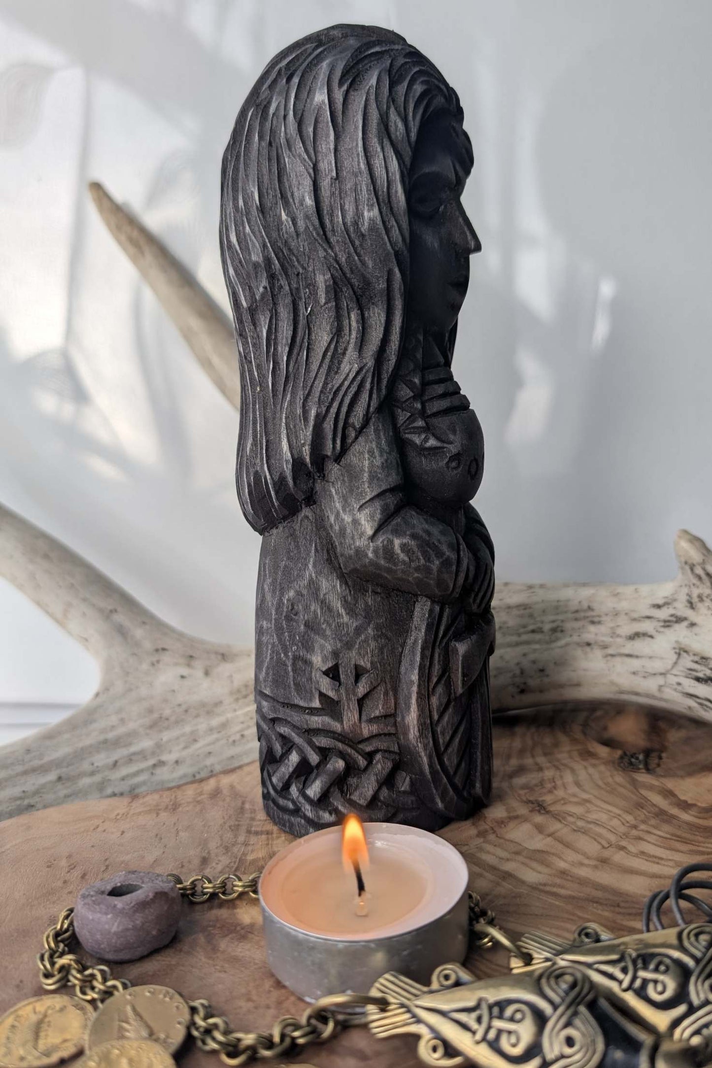 Hand-Carved Freyja Statue in Linden Wood – Norse Goddess Figurine (18 cm / 7.1 inches)