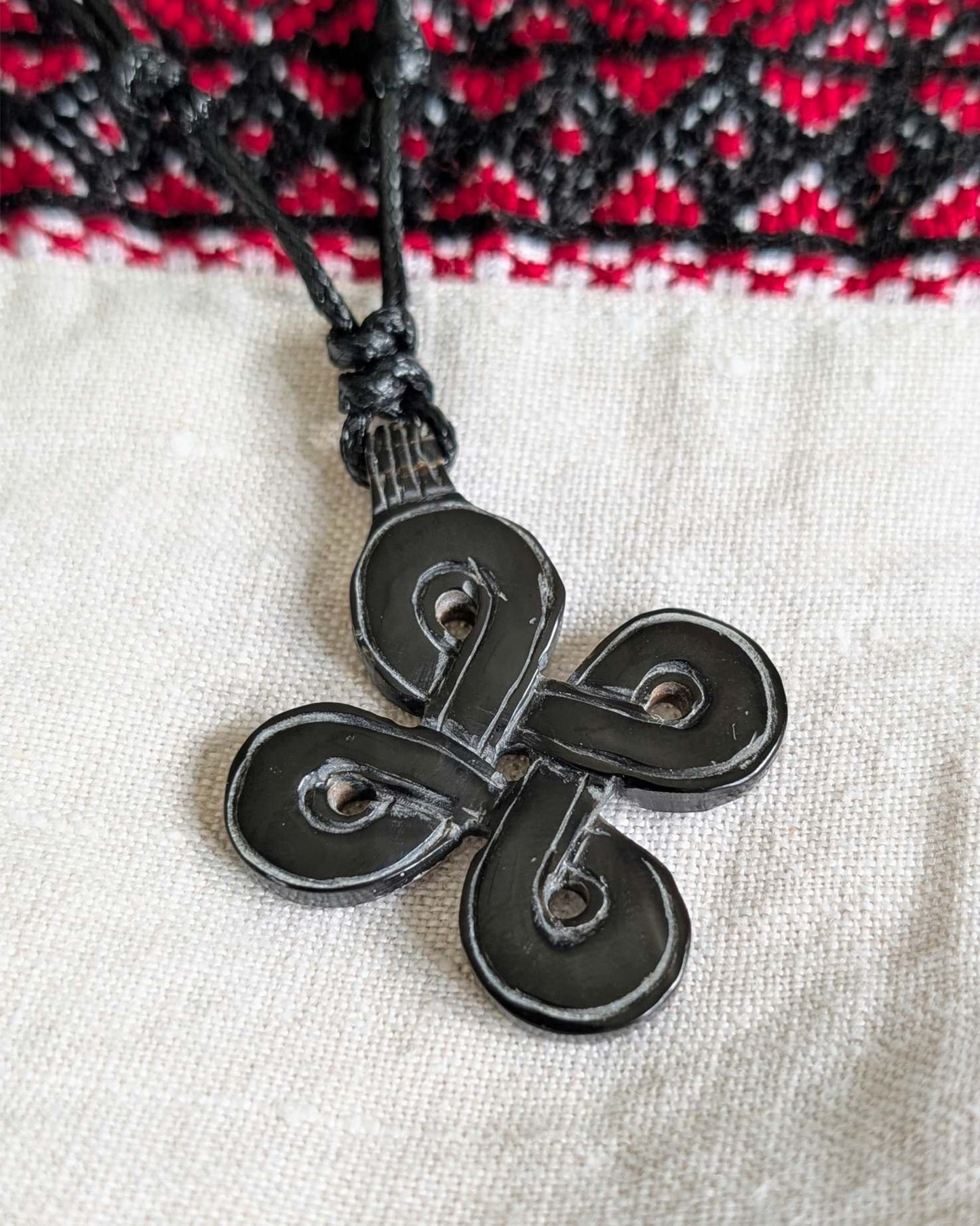 Hannunvaakuna Pendant in Horn or Bone – Hand-Carved Nordic Knot Amulet (5 cm)