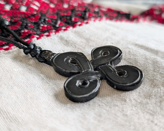 Hannunvaakuna Pendant in Horn or Bone – Hand-Carved Nordic Knot Amulet (5 cm)