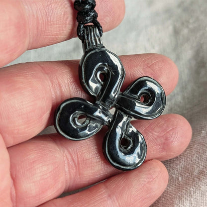 Hannunvaakuna Pendant in Horn or Bone – Hand-Carved Nordic Knot Amulet (5 cm)