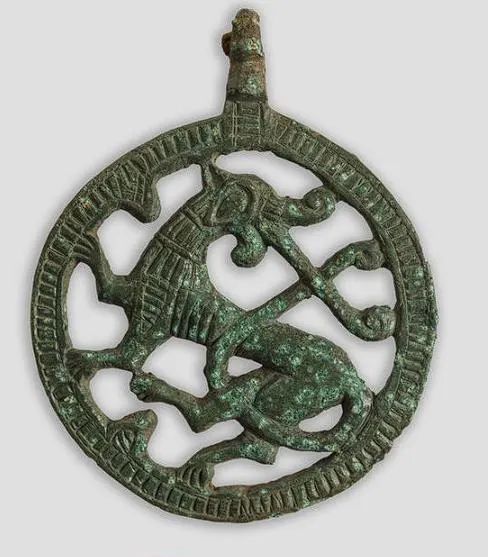 Wolf Amulet – Borre Style Viking Age Replica in Bone or Horn